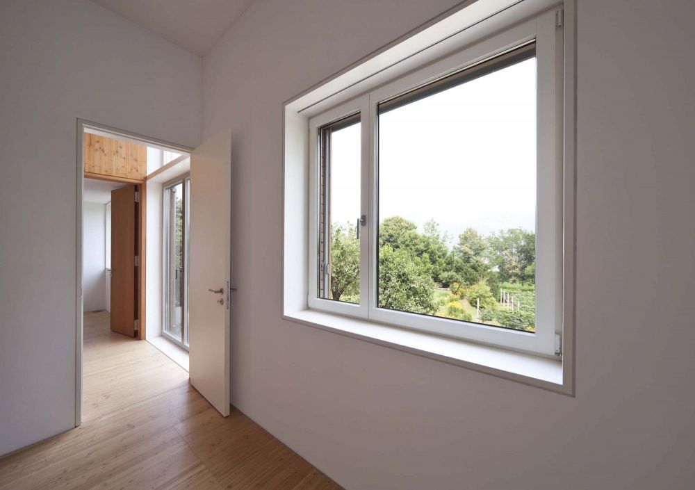 Ein heller Raum mit einem weißem Fenster
